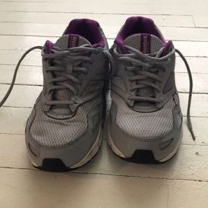 Women running Reebok shoes size 9.5 used